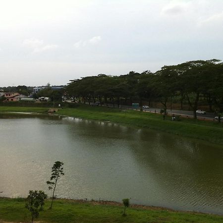 City Star Hotel Kulai Esterno foto