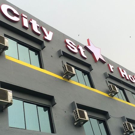 City Star Hotel Kulai Esterno foto