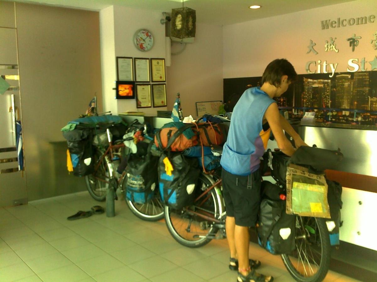 City Star Hotel Kulai Esterno foto
