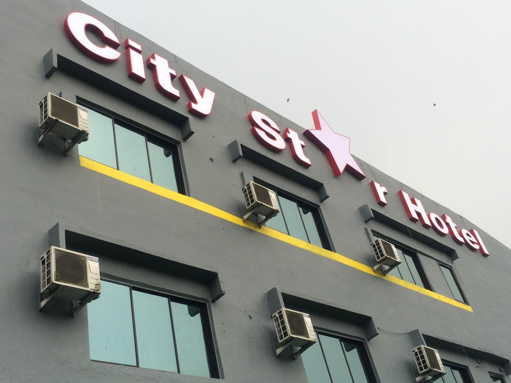 City Star Hotel Kulai Esterno foto