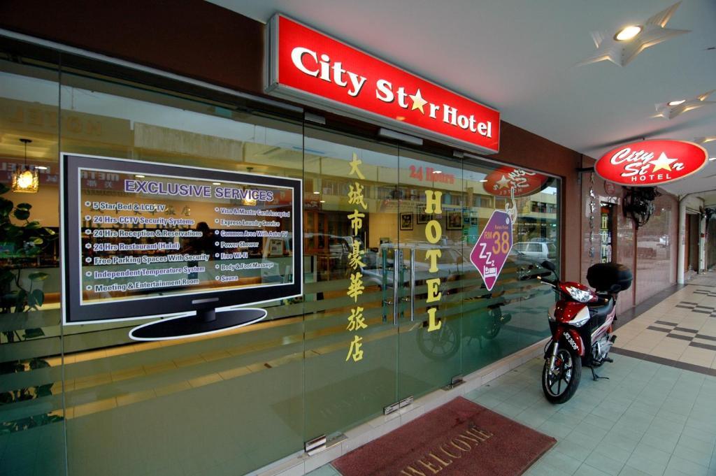City Star Hotel Kulai Esterno foto