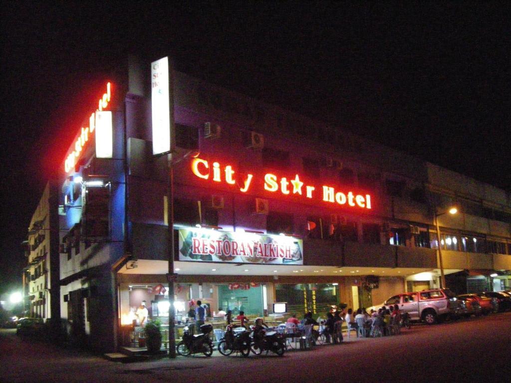 City Star Hotel Kulai Esterno foto